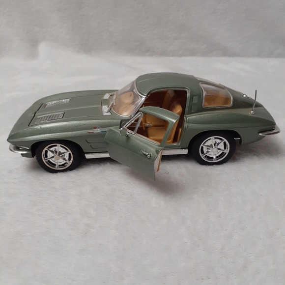 Vintage 1963 Chevrolet Corvette Sting Ray  Collectible  Model Car - Picture 3 of 5